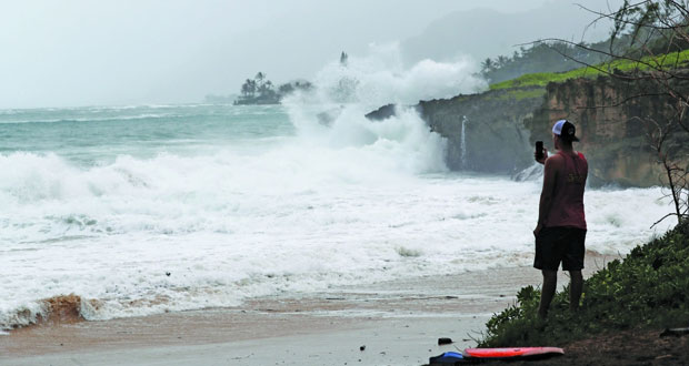إعصار دوجلاس يضرب هاواي ..وتحذير من انهيارات أرضية