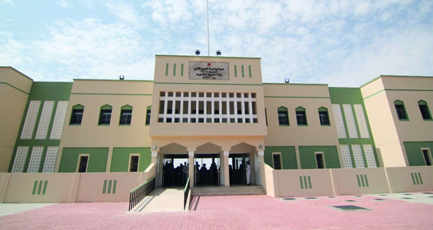 اكتمال الأعمال الإنشائية لمشروع مدرسة جبل السراة في أعلى قمة جبلية بعبري 