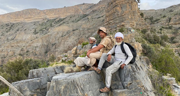 على قمة جبل شمس متجاوزا الثمانين من عمره