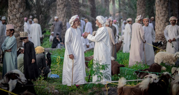 اسحاق الزكــواني يسلط عدسته نحو توثيق العادات والتقاليد العمانية الأصيلة