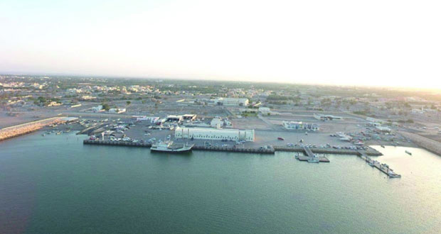 عودة البيع بالجملة والتجزئة إلى سوق الأسماك بميناء صحم