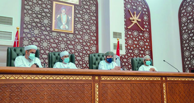 رئيس المحكمة العليا يطلع على سير العمل في مجمع محاكم مسقط