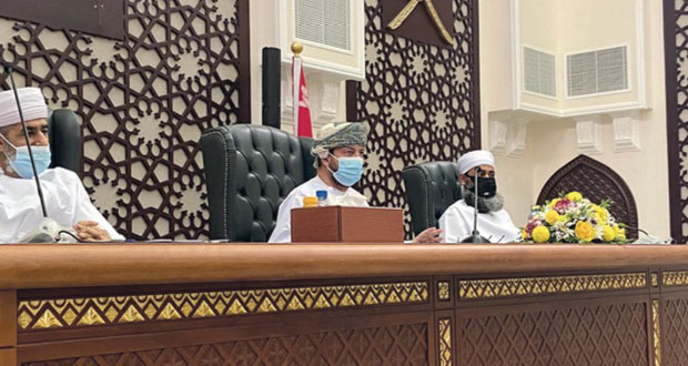 رئيس المحكمة العليا يزور دائرة الكاتب بالعدل ومجمع المحاكم بصحار