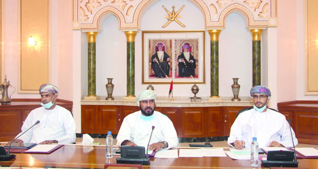 (الشؤون العامة ببلدي مسقط): مقترح تطبيق التشريع الخاص باللبس المحتشم عند دخول المجمعات التجارية