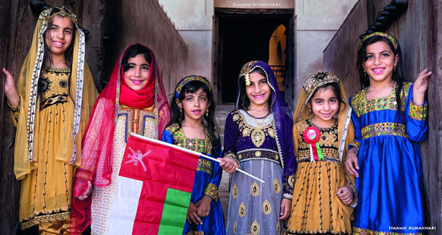 حنان المعشرية توثق حياة الناس وتبرز العادات والتقاليد العمانية