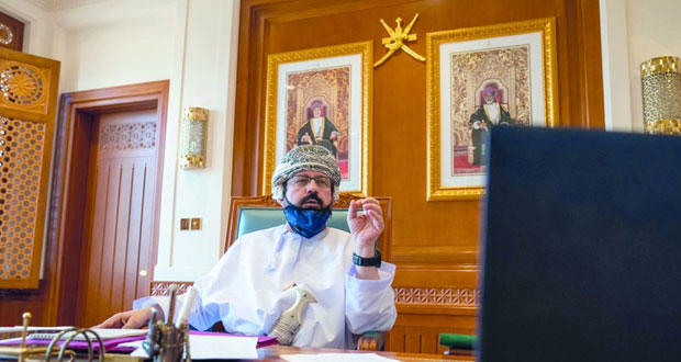 رئيس المحكمة العليا يطلع عبر الاتصال المرئي على سير العمل في محاكم محافظة ظفار