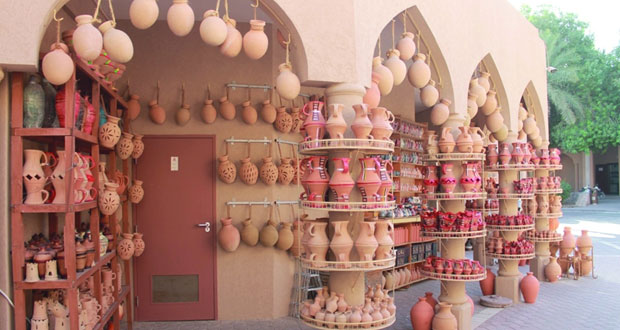 الفخاريات .. حضور للوعي الإنساني التراثي بسوق نـزوى