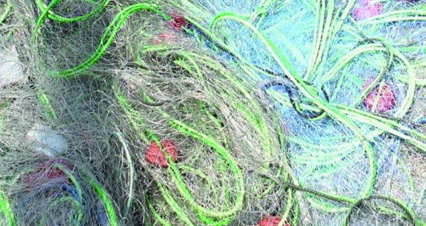 ضبط قطع من شباك النايلون المحظورة في عمليات الصيد بالدقم