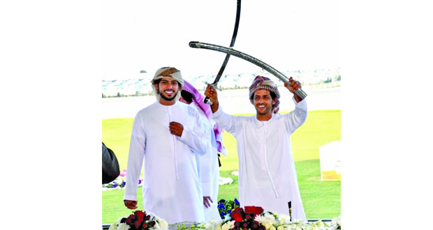 المضمر العماني محمود الوهيبي (البروفيسور) ينجح في تحقيق السيف (24) ضمن سلسلة إنجازاته بعالم مضامير الهجن 