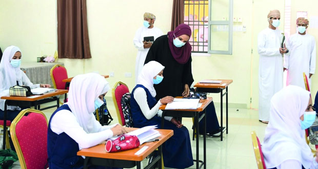 وزيرة التربية والتعليم تطلع على سير العمل فـي مدارس جنوب الباطنة والإجراءات الصحية للوقاية من فيروس «كوفيد ـ 19»