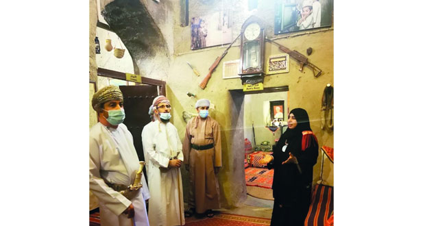 والي الرستاق يزور متحف البيت الغربي بحارة قصرى