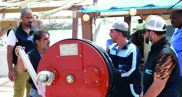تركيب معدات وتقنيات حديثة على إحدى سفن الصيد الساحلي
