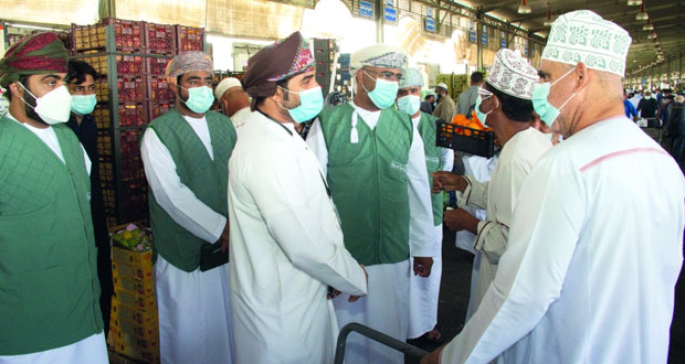 رئيس هيئة حماية المستهلك يؤكد على توافر الخضراوات والفواكه خلال شهر رمضان خلال زيارته السوق المركزي بالموالح
