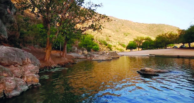 عين رزات .. محطة سياحية مهمة فـي ظفار