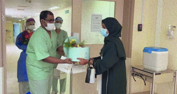 جمعية المرأة تقدم الهدايا للطواقم الطبية بمستشفى الرستاق
