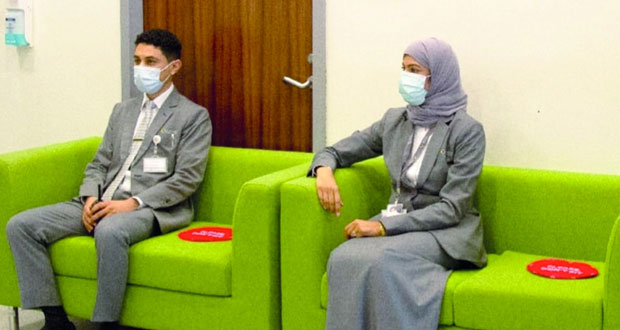 مطارات عمان تطلق حملة لتحصين موظفيها ضد فيروس كورونا