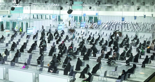«الصحة» تبدأ تطعيم فئة جديدة وتستقبل المستهدفين بمركز عمان للمؤتمرات والمعارض