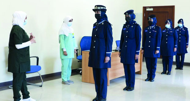 شرطة عمان السلطانية تستكمل حملة التحصين الميدانية بالجرعة الأولى من اللقاح