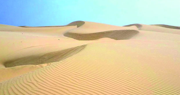الكثبان الرملية بمرباط .. مواقع سياحية تزين سواحل بحر العرب