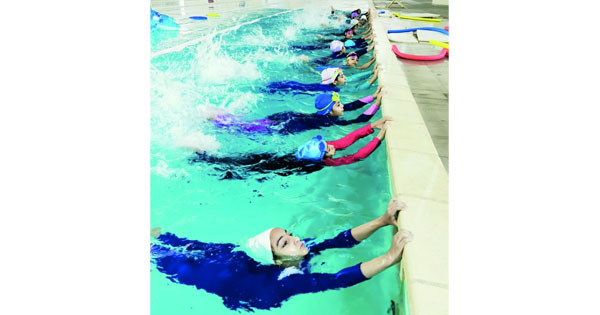 انطلاق دورة السباحة للأطفال بالمجمع الرياضي بنـزوى