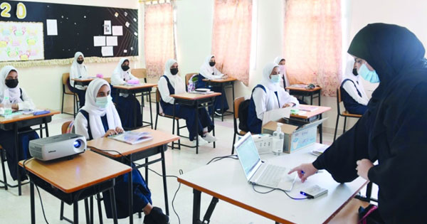 الطلبة يعودون اليوم إلى مقاعد الدراسة وفق احترازات تحقق العودة الآمنة