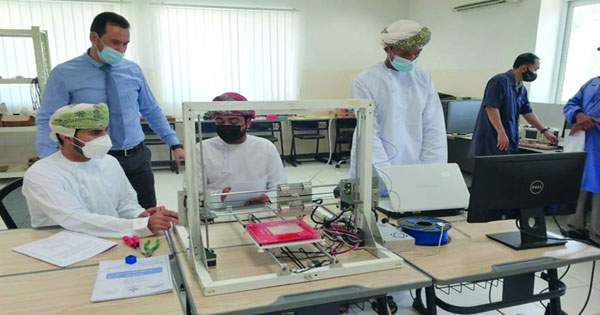 طلبة عمانيون يبتكرون طابعة ثلاثية الأبعاد