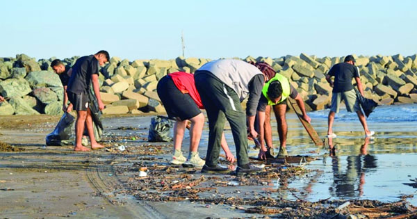 تواصل الحملات التطوعية الأهلية لتنظيف الشواطئ من مخلفات الأنواء المناخية