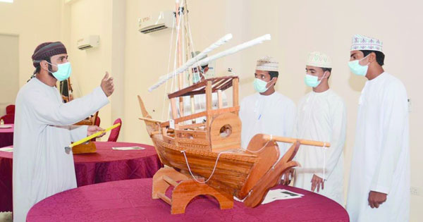 مجسمات السفن العمانية القديمة صناعة يتقنها محمد الغسيني