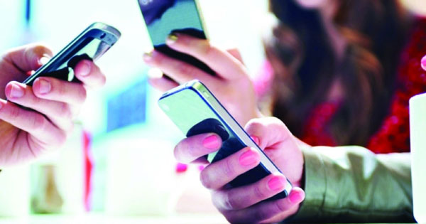 دراسة تستعرض سلبيات الاستخدام المفرط للهواتف الذكية وطرق الوقاية من تأثيراتها
