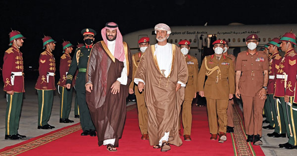 جلالة السلطان فـي مقدمة مستقبلي ولي العهد السعودي