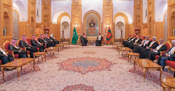 جلالة السلطان وولي العهد السعودي يستعرضان أوجه التعاون الثنائي القائم