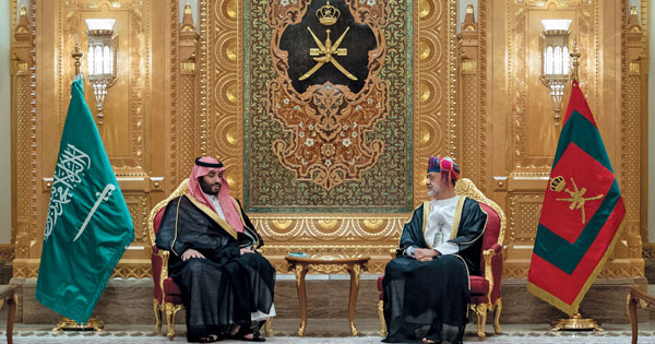 جلالة السلطان وولي العهد السعودي يستعرضان أوجه التعاون الثنائي