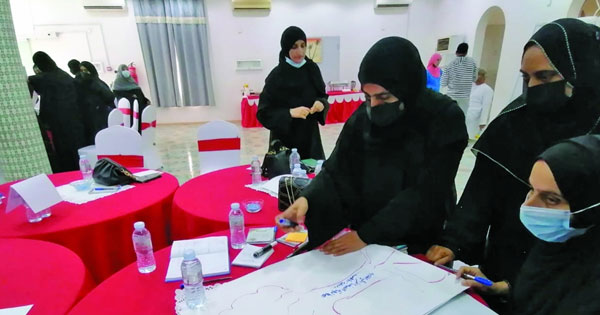 جمعية المرأة العمانية بنزوى تنظم برنامج الرخصة التطوعية