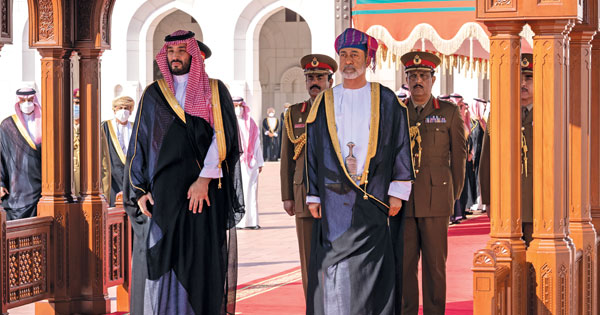 جلالة السلطان وولي العهد السعودي يشيدان بما تحقق من تعاون وتنسيق فـي المجالات السياسية والاقتصادية والعسكرية والأمنية