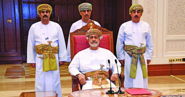 جلالة السلطان يلتقي بشيوخ ولايات الداخلية والوسطى ويوجه بالعمل التكاملي بين الحكومة والمواطنين