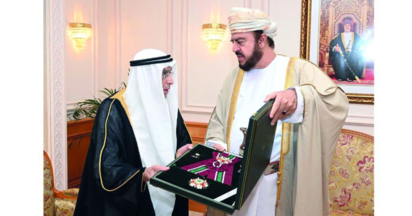 جلالة السلطان يمنح وسام التكريم للرئيس السابق للصندوق العربي للإنماء الاقتصادي والاجتماعي