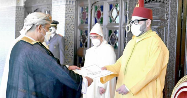 سفير السلطنة يقدم أوراق اعتماده لملك المغرب