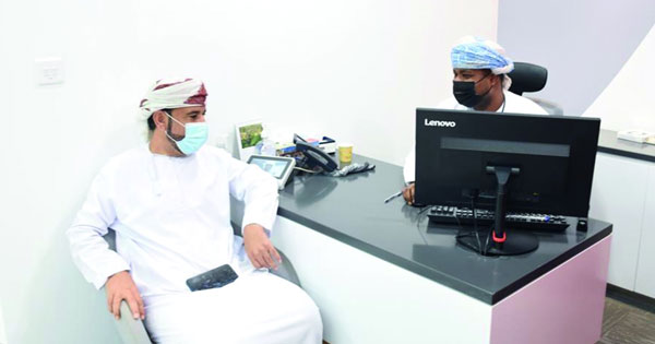 إطلاق خدمة المسار السريع لطلبات إقامة مستثمر بالمناطق الاقتصادية الخاصة والمناطق الحرة وصحار الصناعية