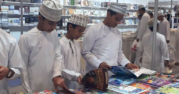 الأسرة العمانية تحرص على القيم والمبادئ فـي تربية الأبناء وتنشئتهم بما يتوافق مع الدين الحنيف .. &laquo;الوطن&raquo; تستطلع الآراء حول أهمية دور الأسرة فـي تربية الأجيال