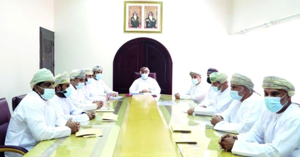 بلدية صحار تناقش تنفيذ عدد من المشاريع الخدمية