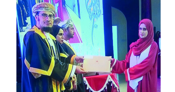 تخريج 165 طالبا وطالبة بجامعة التقنية والعلوم التطبيقية بنـزوى