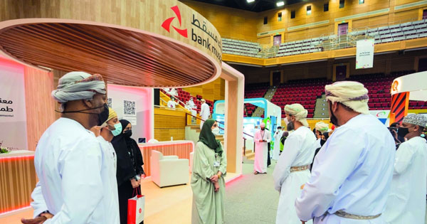 بنك مسقط يعرف بفرصه الوظيفية بمعرض الوظائف والتدريب بجامعة السلطان قابوس
