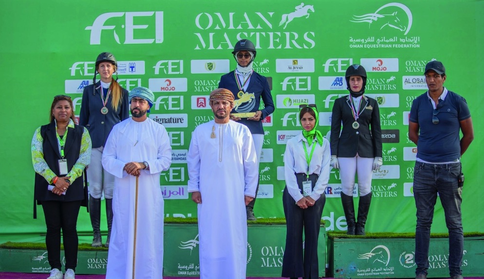 فرساننا يخطفون الأشواط الدولية بجدارة وسط 110 فرسان من 12 دولة في بطولة عمان الدولية لقفز الحواجز