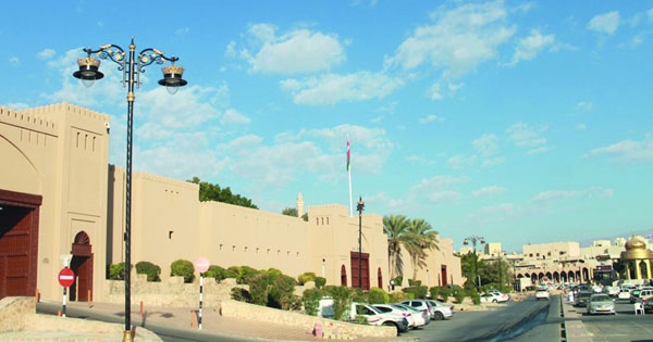 سوق نـزوى .. طابع معماري فريد وحركة سياحية نشطة