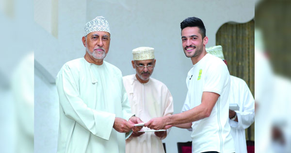 شهاب بن طارق يكرم بطل كأس جلالة السلطان للقدم وبطل درع الوزارة للطائرة بنادي السيب