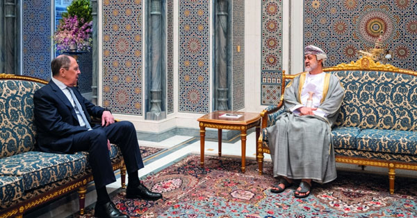 جلالة السلطان يستقبل وزير الخارجية الروسي