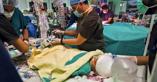 أطباء سعوديون يجرون عملية «معقدة» لفصل توأمين يمنيين سياميين