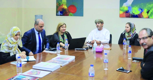 وكيل التعليم العالي يطلع على سير العملية التعليمية بالكلية العلمية للتصميم