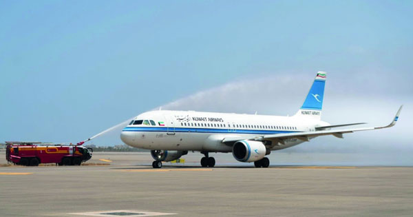 مطار صلالة يستقبل أولى رحلات الخطوط الكويتية الموسمية