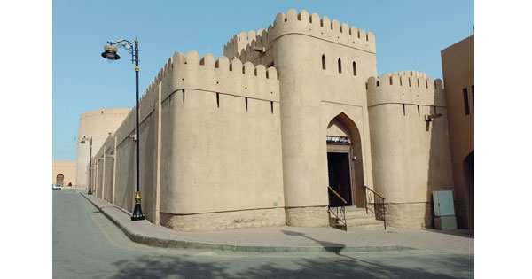 السوق الغربي بنزوى يبرز هندسة وفن العمارة العمانية